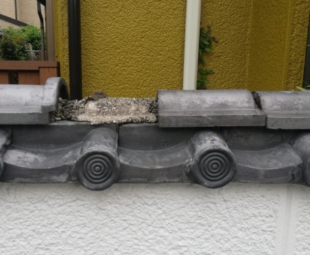 塀瓦が剥がれている　補修工事前